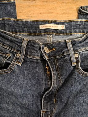 Levi's 725 High Rise Bootcut Jeans